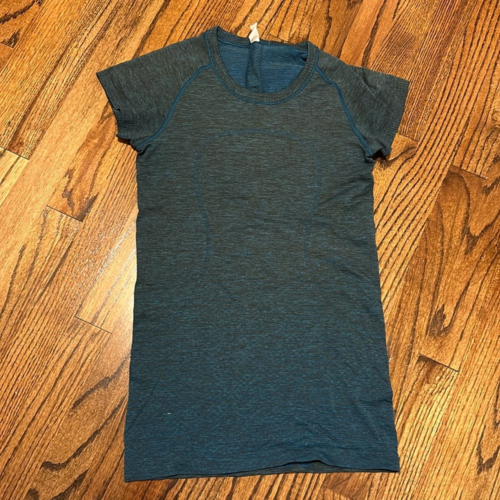 Lululemon swiftly tech tee shirt short sleeve size 4 blue